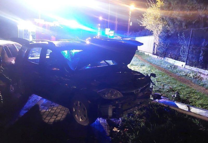 Pijacki rajd kierowcy osobówki. Rozbił dwa samochody i latarnię