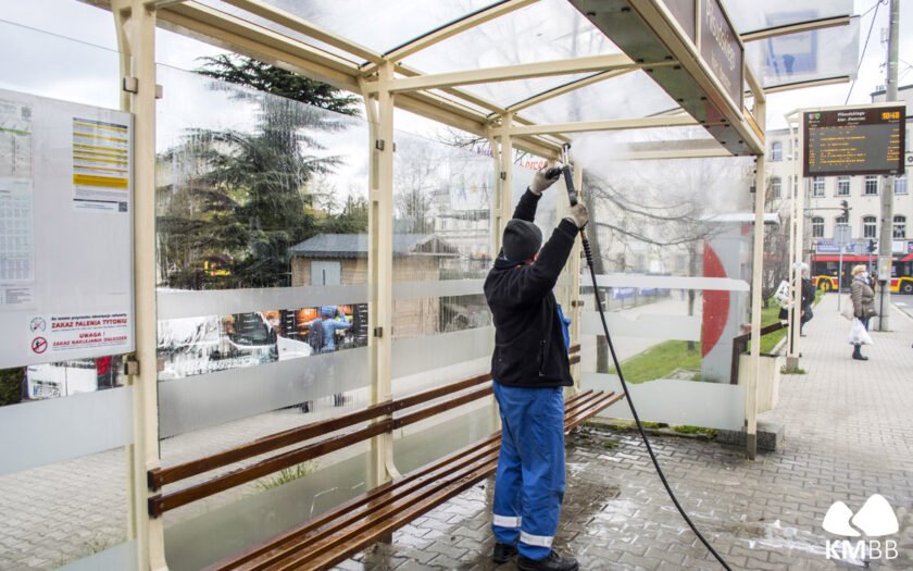 Dwa przystanki po remoncie, reszta jest czyszczona