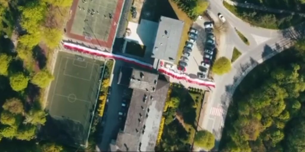 100-Metrowa Flaga W Szkole