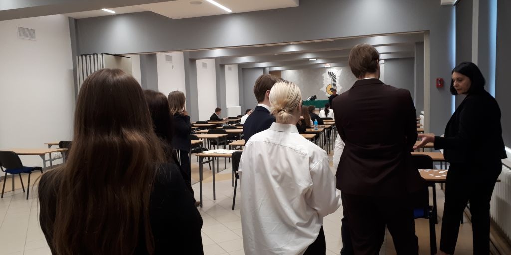 Zaczęły się matury 2025! W jakich nastrojach udawali się uczniowie do szkoły?