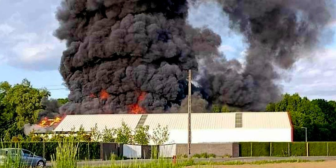 Ogromny Pożar W Gospodarstwie. Ogień Zagraża Budynkom I Zbiornikom Z Gazem