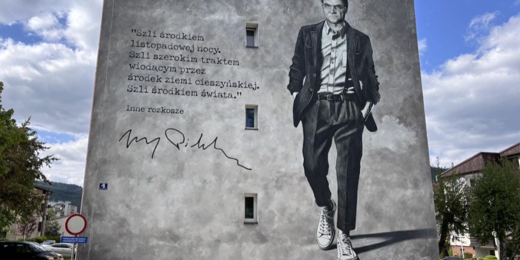Nowe Malowidło Na Osiedlu! Upamiętnia Pisarza W Jego Rodzinnym Mieście