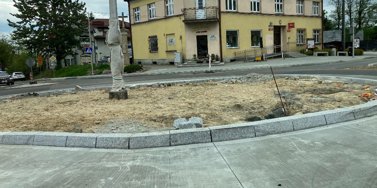 Już Widać Koniec! Dzisiaj W Nocy Drogowcy Układają Asfalt Na Rondzie W Hałcnowie!