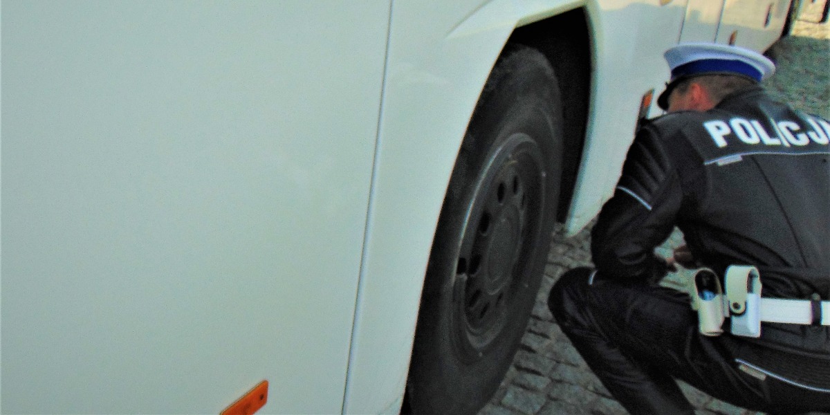 Autokar zatrzymany przed szkolną wycieczką