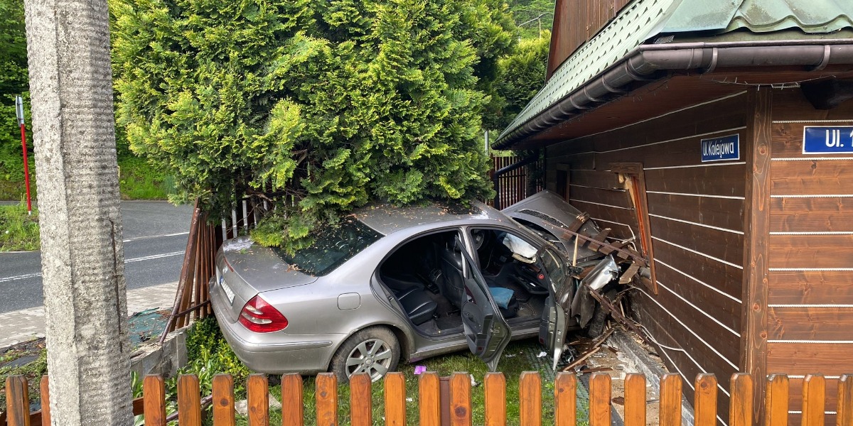 Wypadł Z Drogi I Uderzył W Budynek. Kto Prowadził Samochód?