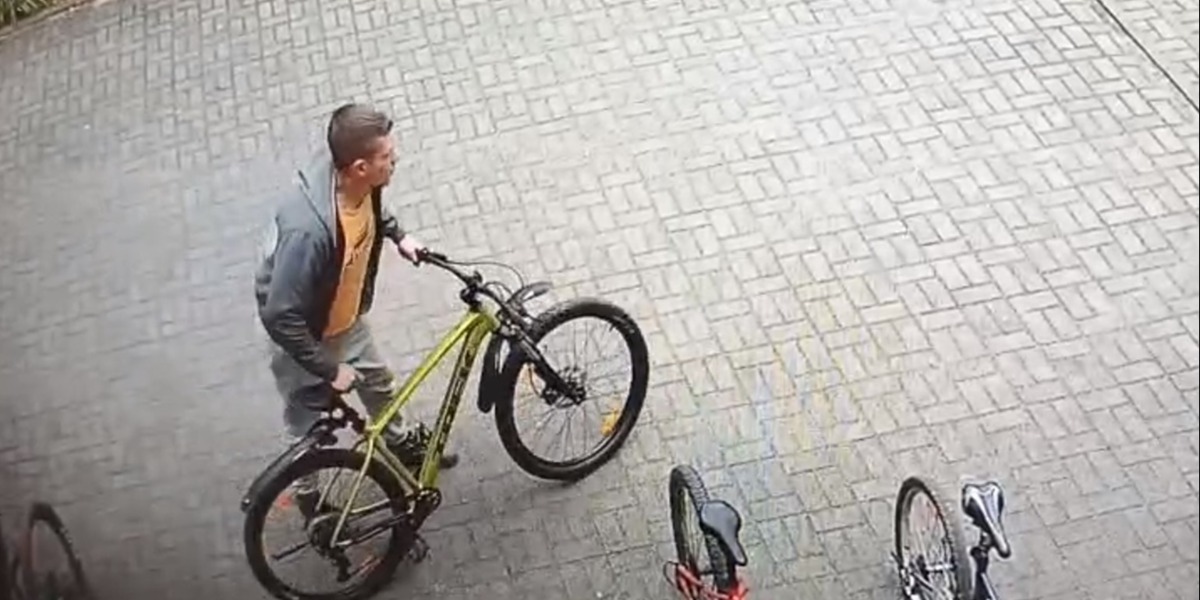 Ukradł Rower - Z Orłem Na Plecach I W Biały Dzień. Jeżeli Go Rozpoznajecie, Powiadomcie Policję