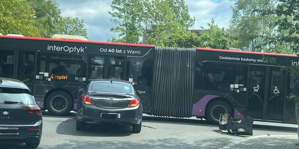 Zderzenie Osobówki Z Autobusem. Jedna Osoba Trafiła Do Szpitala