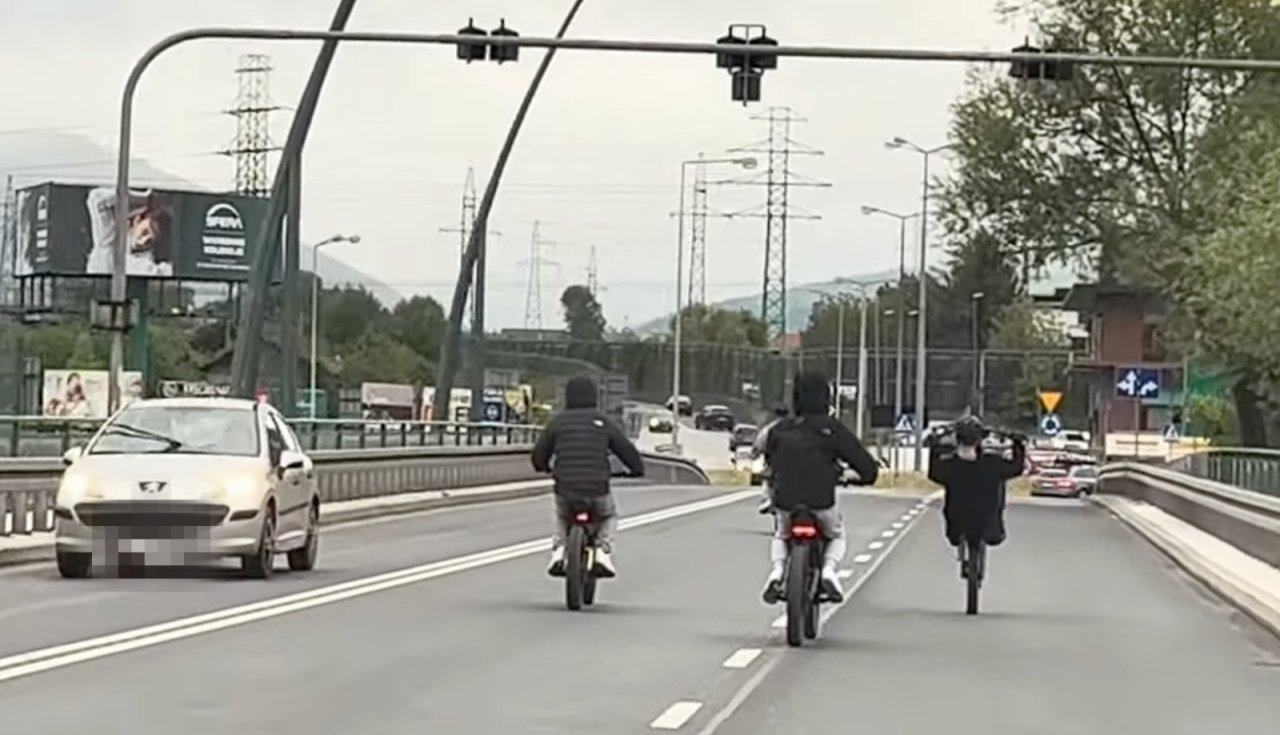 Pędzą bez kasków i zasad. Nastolatkowie na e-rowerach zagrożeniem na ulicach miasta