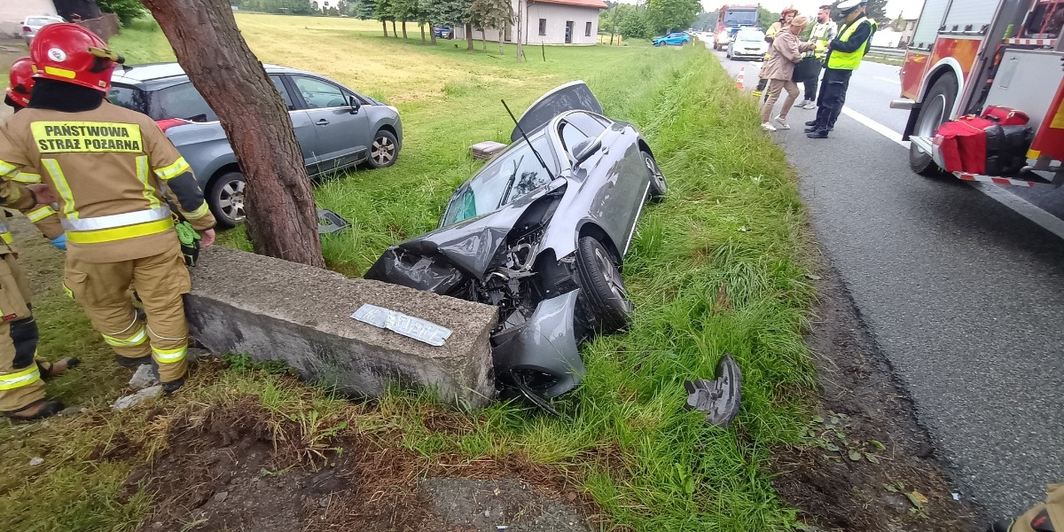 Niebezpieczny Poranek Na Ulicy Wiślańskiej. Staranowane Dwa Przepusty, Rozbite Dwa Samochody