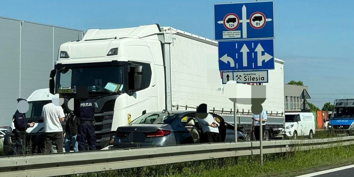 Zderzenie na DK-1. Auto obrócone w przeciwnym kierunku jazdy