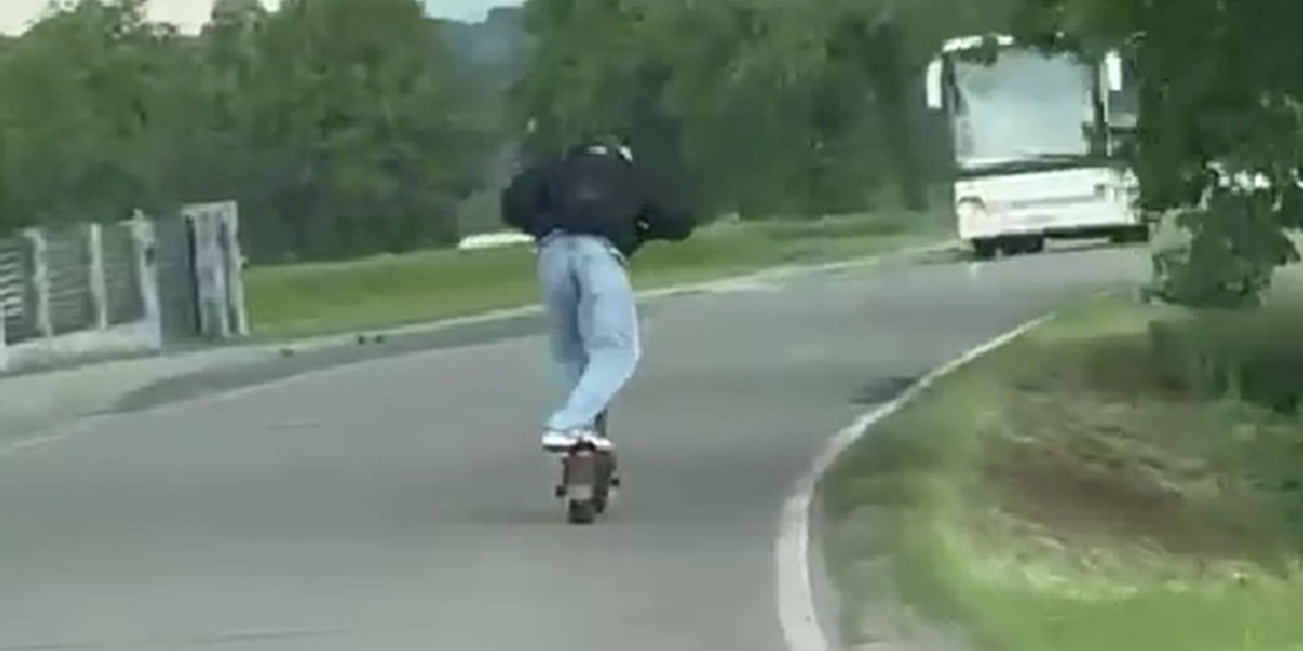 105 Km/h Na Hulajnodze. Szaleńcza Jazda Na Zakrętach Wideo