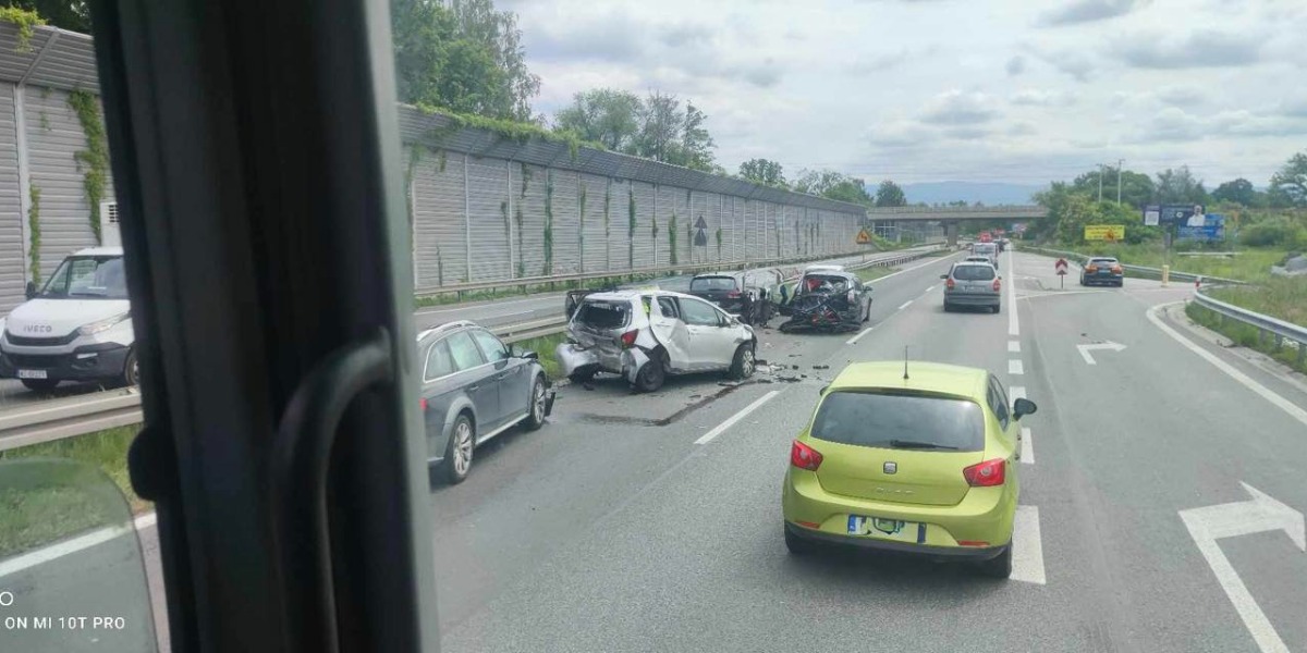 Potężna kraksa na krajowej jedynce. Zaczęło się od czegoś co wyglądało na puszkę z farbą