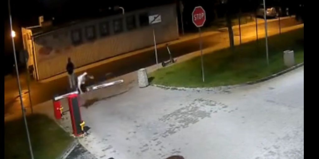 Ninja przed Pszczyńskim Centrum Kultury. Popisy zarejestrowała kamera