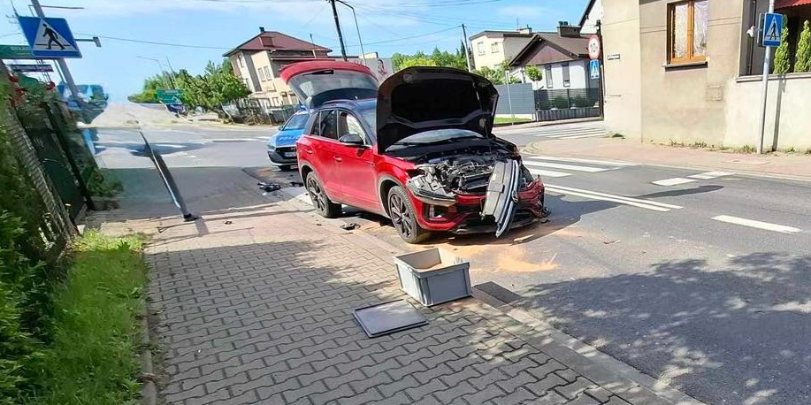Kraksa osobówki z ciężarówką. Uszkodzenia są spore