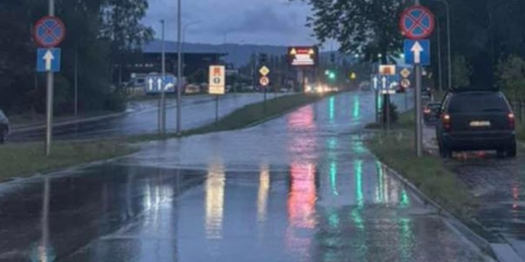 Bielsko-Biała W Centrum Nawałnicy – Zalane Ulice, Powalone Drzewa, Gradobicie