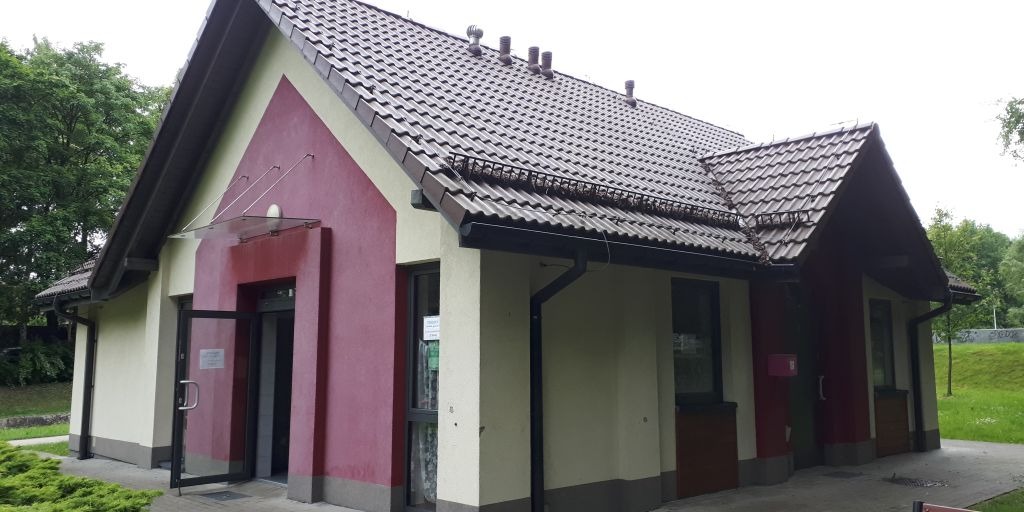 W remizie ciasno. Wolą przenieść się do… budynku toalety!
