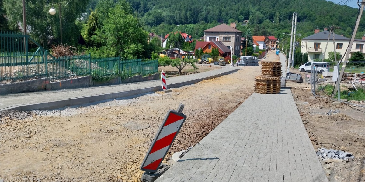 Uwaga, Kierowcy! Dziś Zamykają Drogę - Rusza Asfaltowanie Przy Szkole