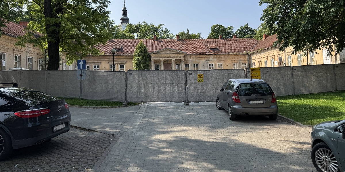 Plac Przed Pałacem Zamknięty. Burmistrz: To Nigdy Oficjalnie Nie Był Parking