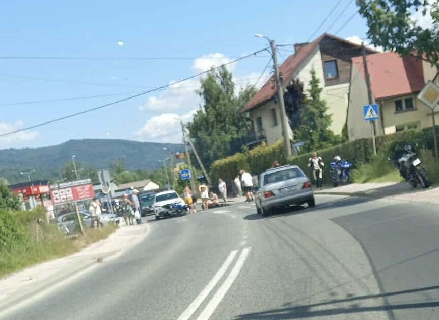 Czołowe Zderzenie Motocyklisty Z Samochodem Osobowym