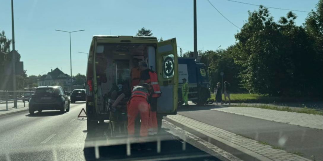 Ciężarówka potrąciła rowerzystkę w Bielsku-Białej. Kobieta trafiła do szpitala