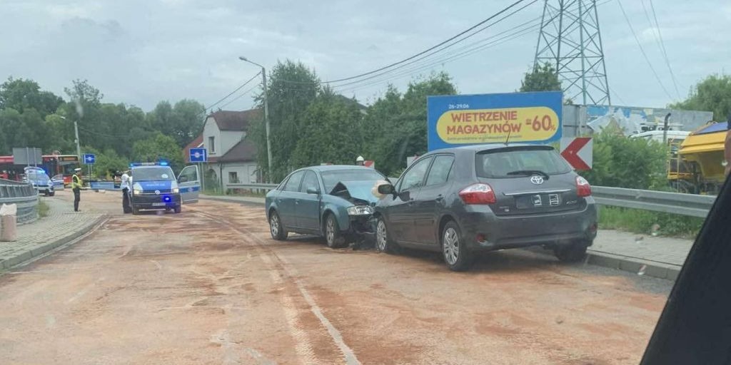 Czołowe zderzenie osobówek. Sprawca w szpitalu