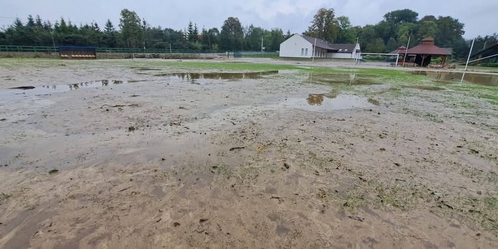Najpierw powódź, teraz bitwa na pisma. Sprawa boiska stanęła na ostrzu noża?