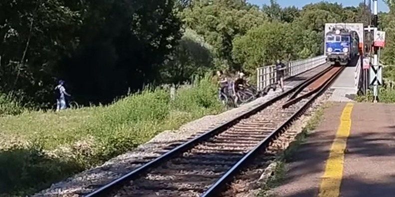 O Krok Od Dramatu. Młodzi Rowerzyści Uciekają Przed Pociągiem Aktualizacja