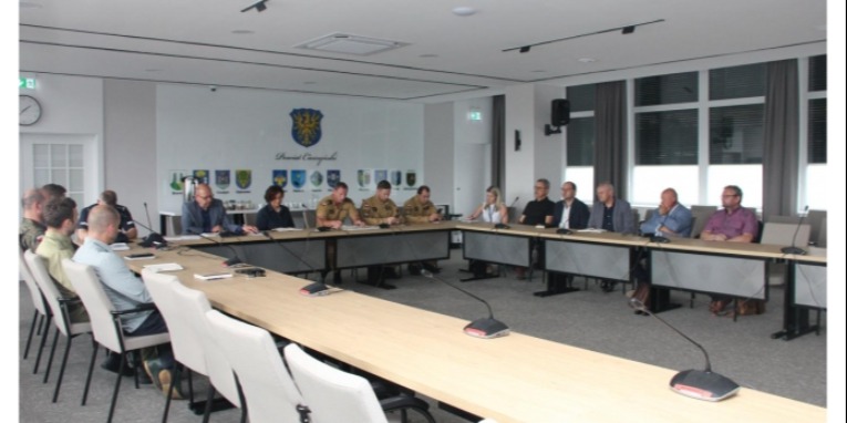 W obozach i namiotach około 150 osób. Władze apelują o czujność