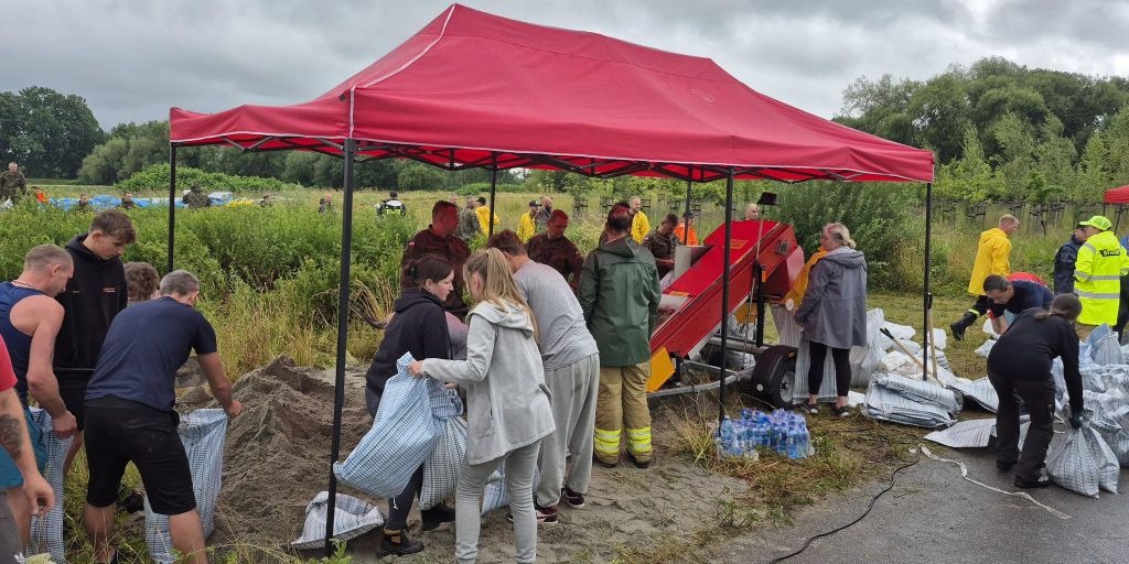 Ulica Wierzbowa Wciąż Zamknięta. Pracują Strażacy, Pomagają Mieszkańcy