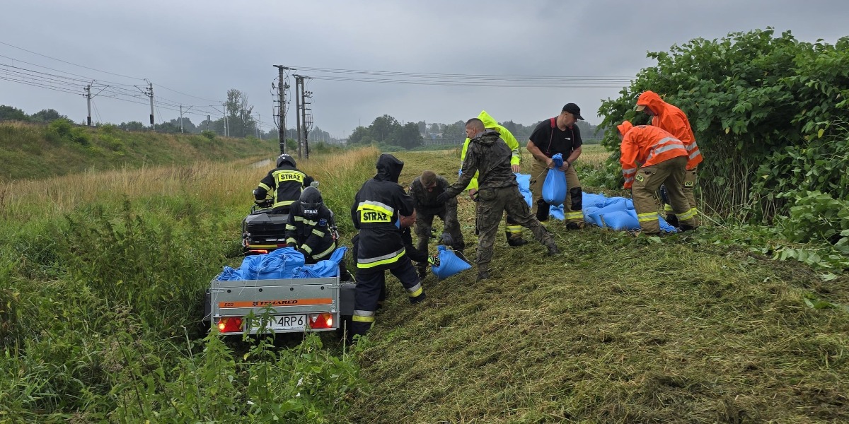 Ulewy Nad Regionem. Strażacy Zabezpieczali Zagrożone Tereny I Ewakuowali Obozowiska
