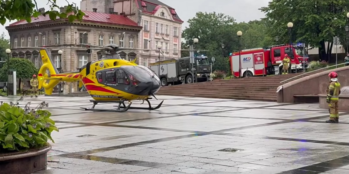 Śmigłowiec Lpr Lądował W Centrum Bielska-Białej. Pomoc Dla Półtorarocznego Dziecka
