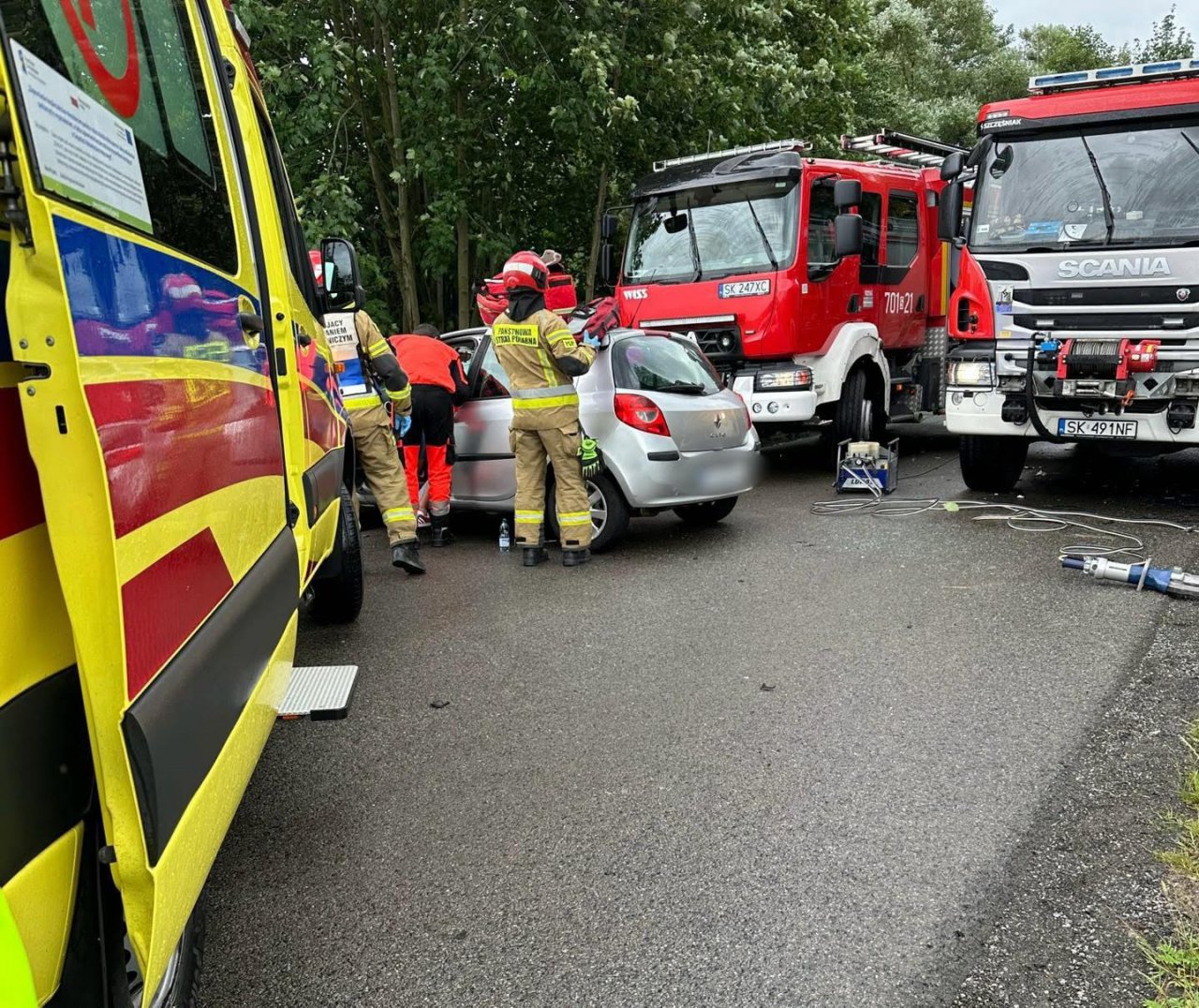 Groźny Wypadek W Lipowej. Trzy Osoby Poszkodowane, Na Miejscu Lpr