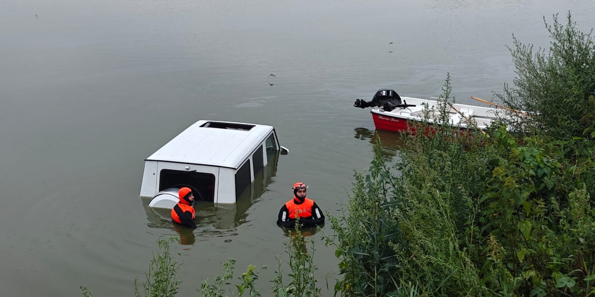 Auto Wpadło Do Stawu. Z Wody Wystawał Tylko Dach