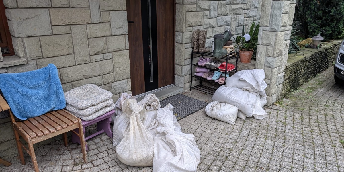 „Siedzimy Obłożeni Workami”. Mieszkanka Ustronia Liczy Na Pomoc Władz Miasta
