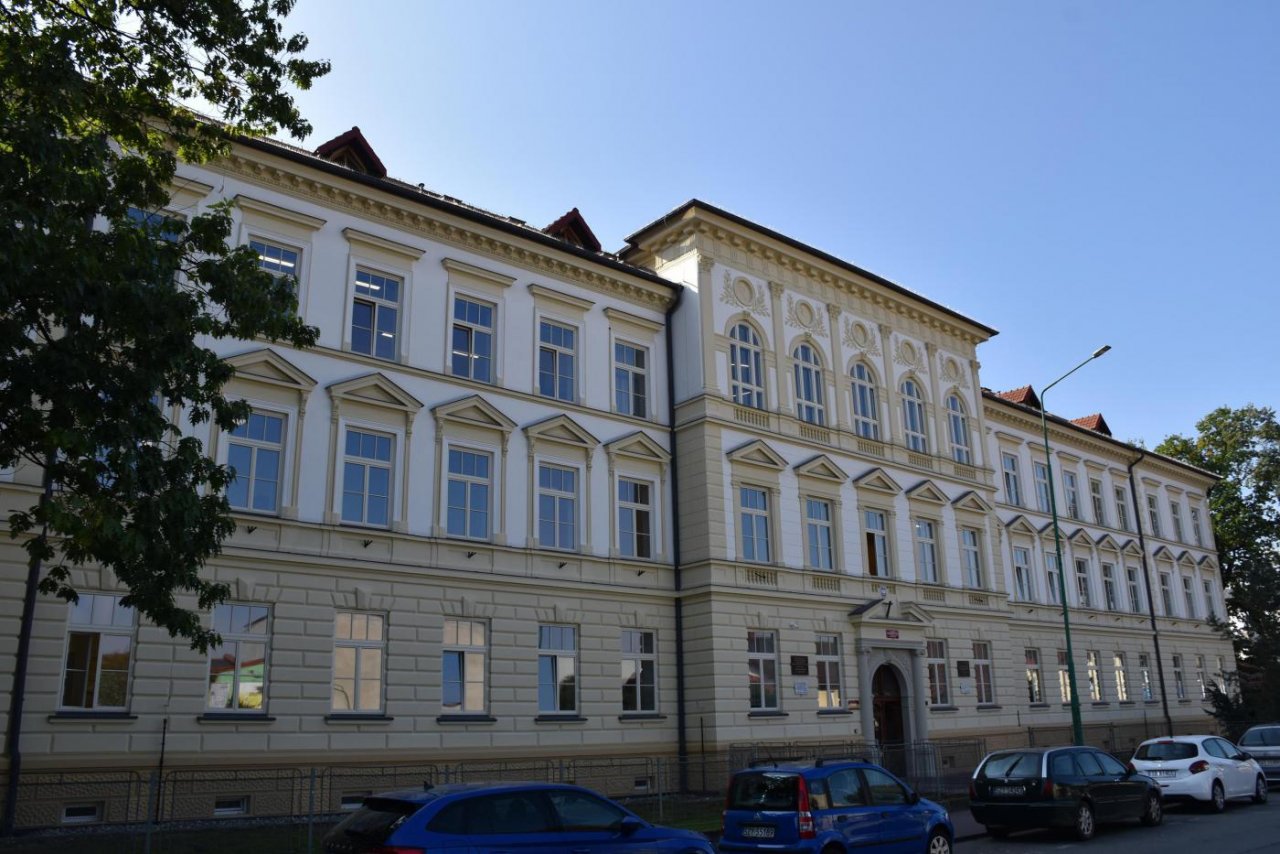 Licea przepełnione, technika z lukami