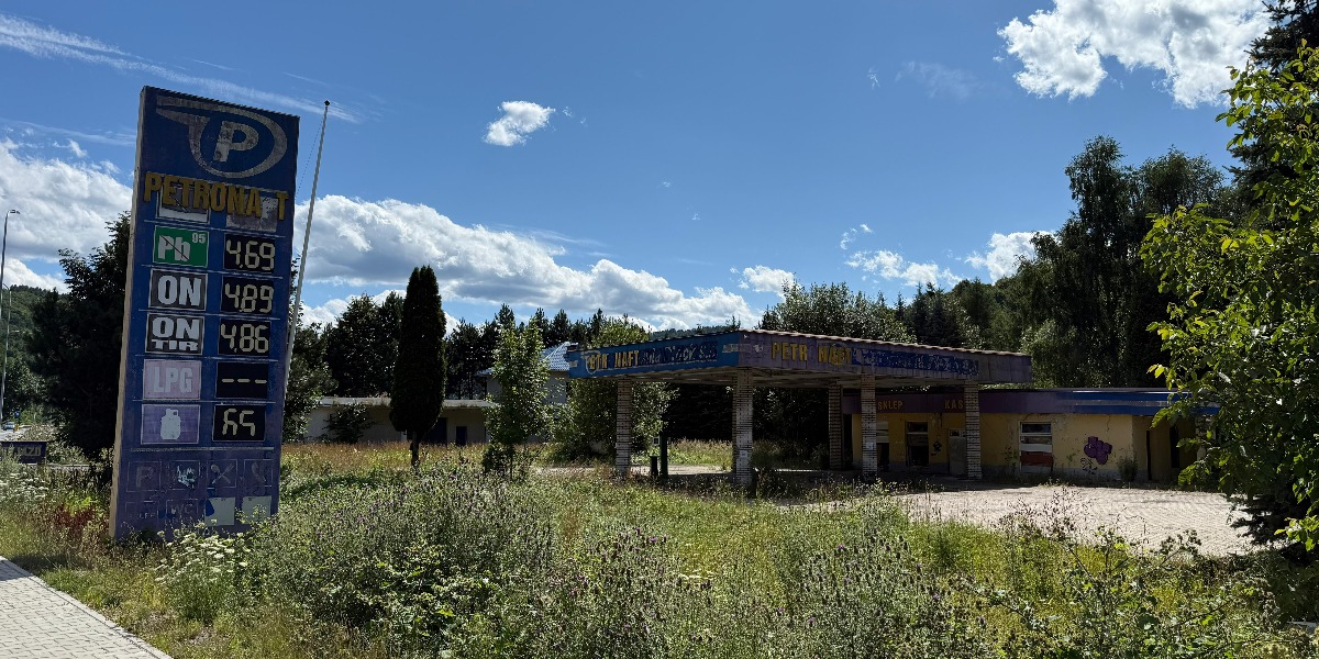 Zdewastowana Stacja W Czernichowie Wciąż Niezabezpieczona. Gmina Bije Na Alarm