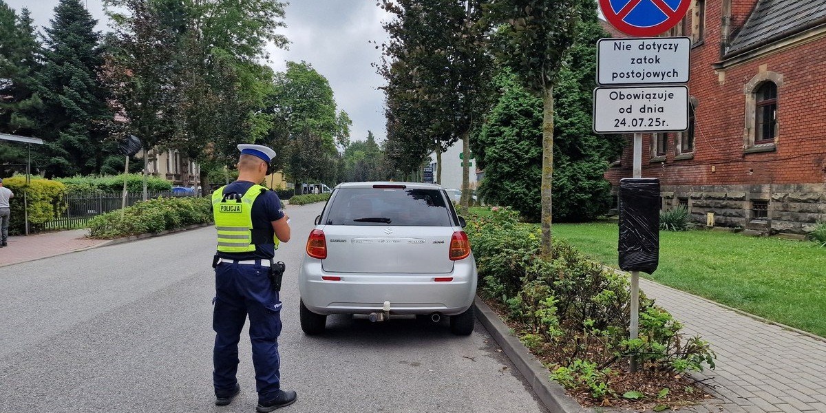 Wprowadzono Zakaz Zatrzymywania Się. Policja Prowadzi Kontrole