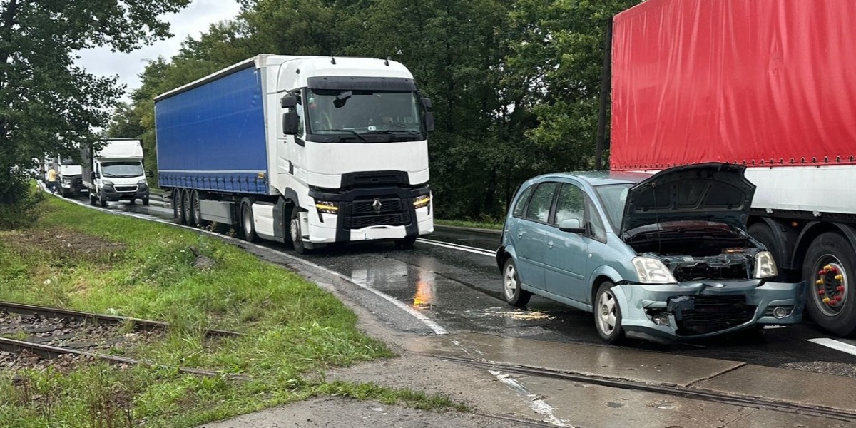 Wypadek Na Dk44. Dwie Osoby, W Tym Dziecko, Trafiły Do Szpitala