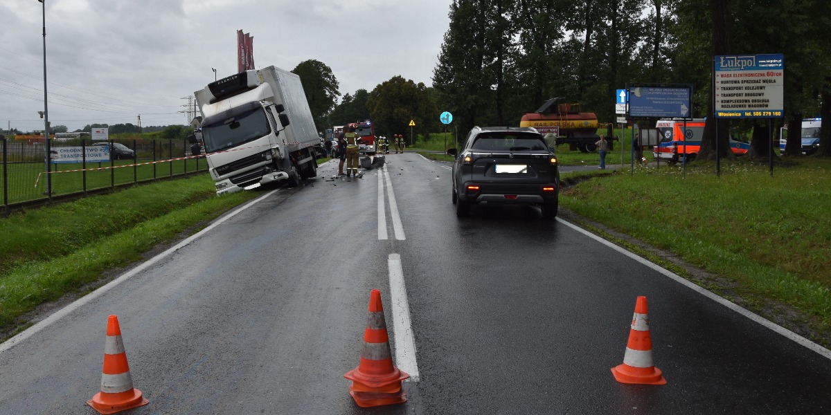 Wypadek z udziałem ciężarówki i trzech samochodów osobowych