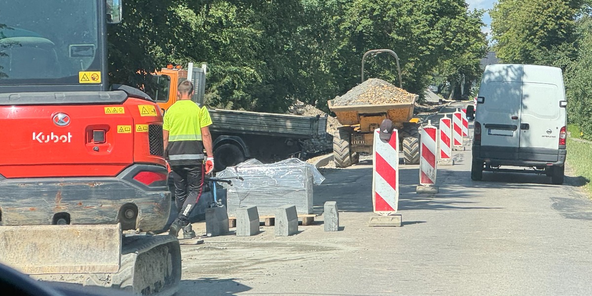 Wahadło Na Ruchliwej Ulicy. Powstaje Brakujący Odcinek Chodnika