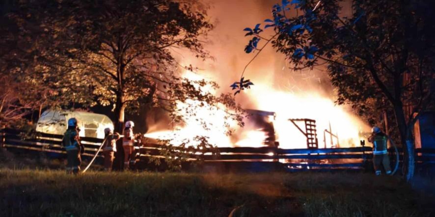 Nocny Pożar Budynku. Strażacy Gasili Ogień Przez Niemal Dwie Godziny