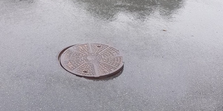 Ulewa, Właz W Górze, A Kierowca W Dziurze. Takie Są Prawa Fizyki