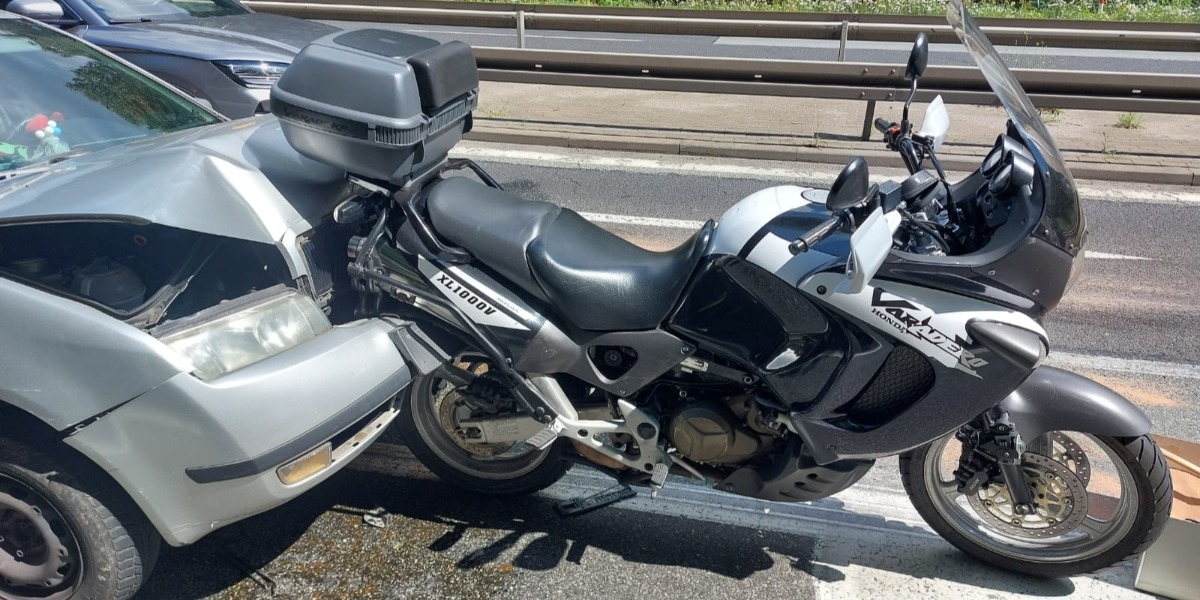 Przód Auta Wpasował Się W Motocykl