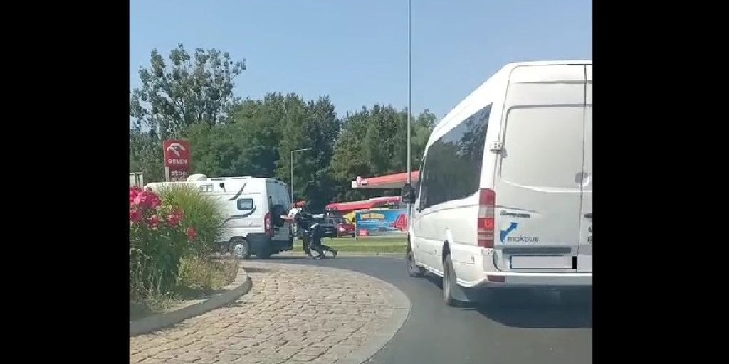 Kierowca potrzebował pomocy. Zepsuty samochód zablokował ruch. 