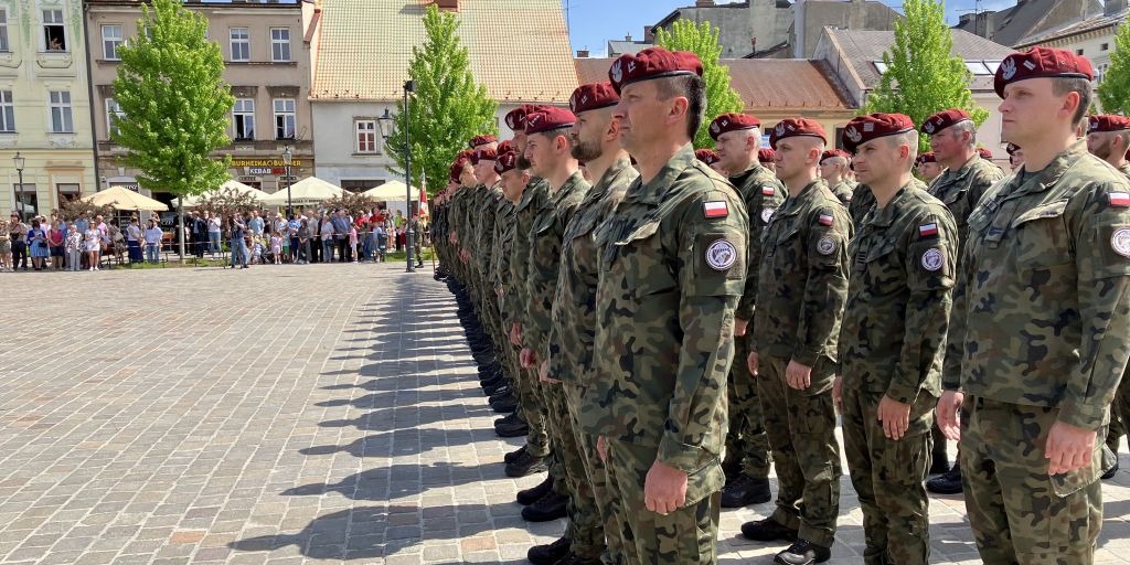 Podwójny Wymiar Święta. Z Jednej Strony Matka Boska, Z Drugiej Żołnierze