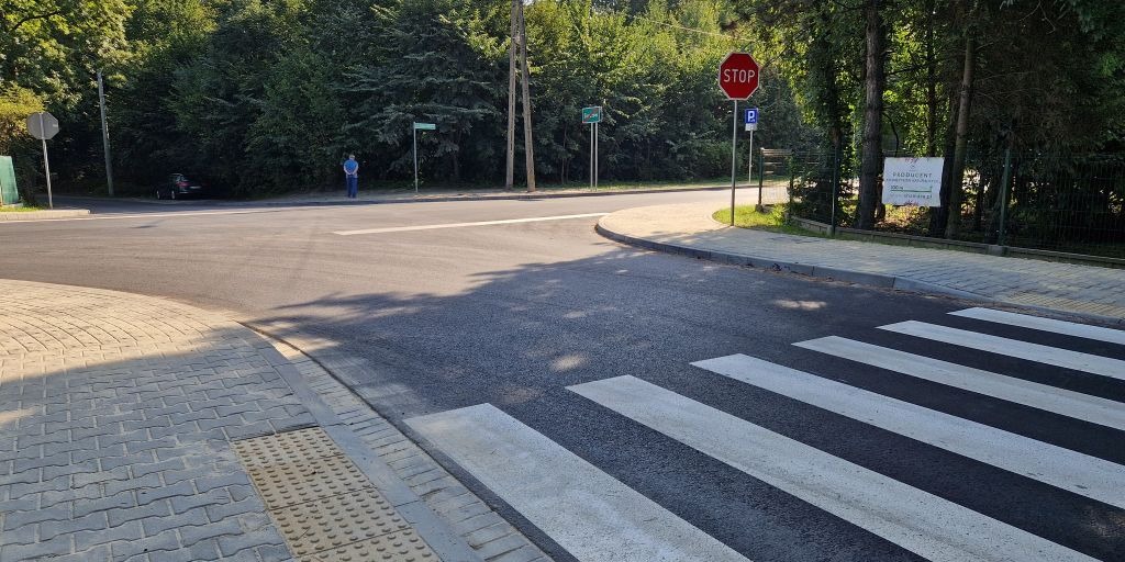Skoczów: Ulica Wiślańska Po Kompleksowej Przebudowie. Nowy Asfalt I Chodnik 