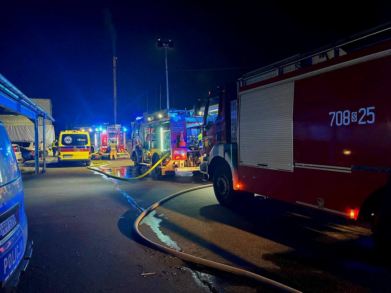 Pożar W Nieczynnym Zakładzie. Strażacy Opanowali Sytuację