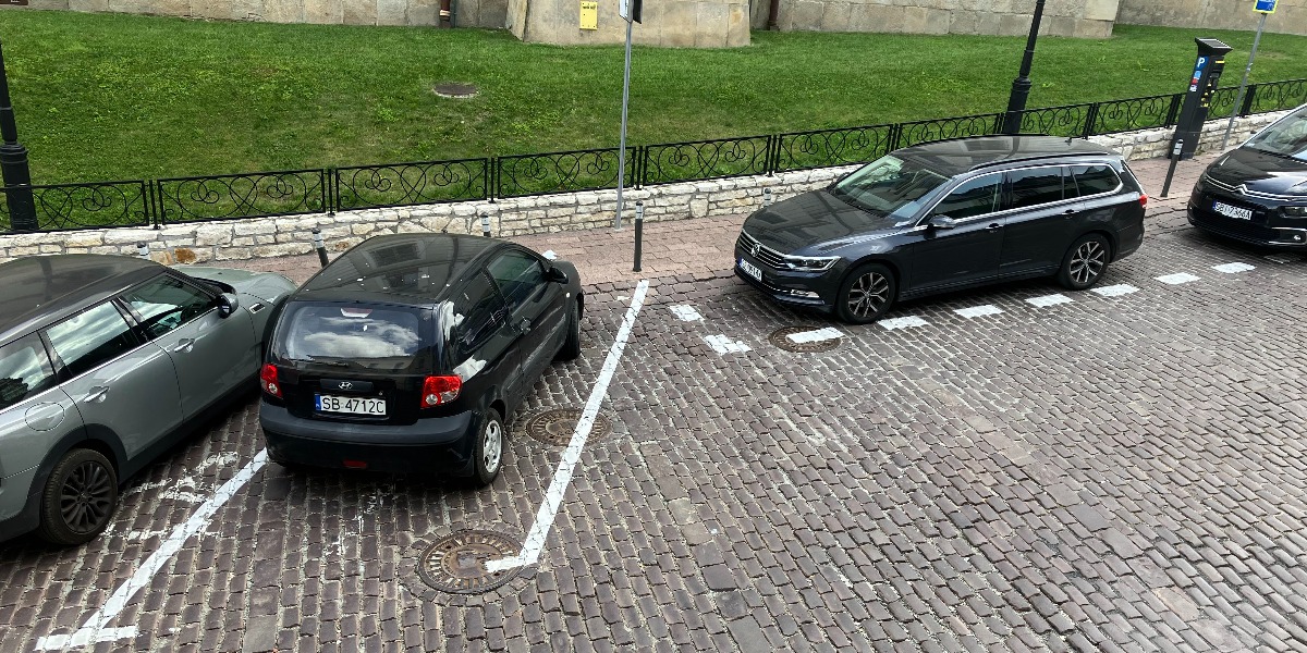 Równolegle i po skosie. Hybryda pod bielskim zamkiem