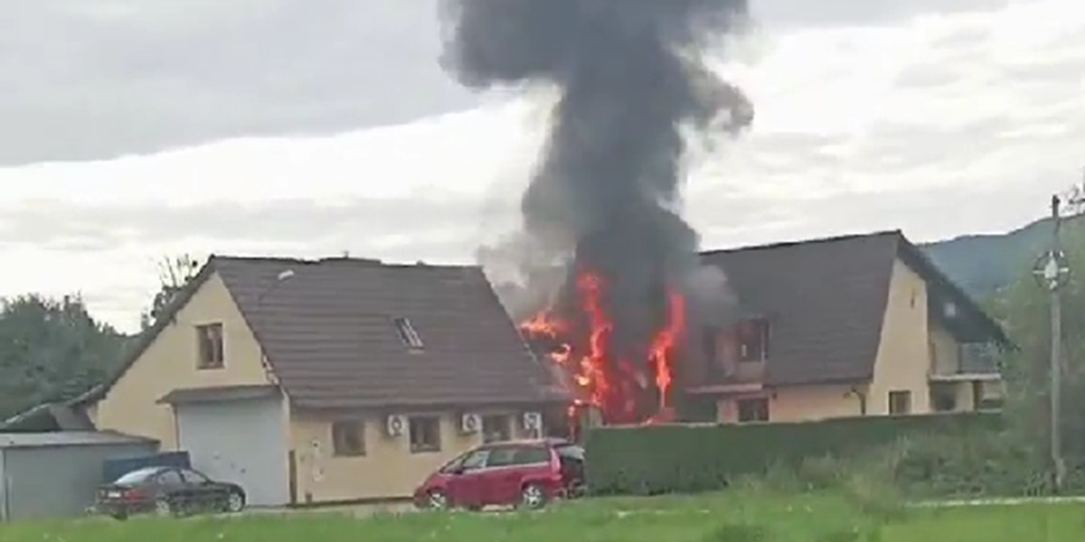 Ogień Między Domem A Zakładem. Jedna Osoba Ranna, Strażak Kontuzjowany