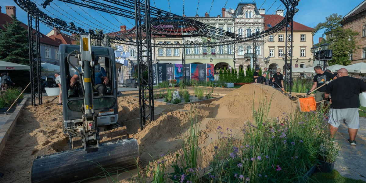 Piasek, Który Trafił Do Centrum Miasta, Zostanie Później Zaworkowany I Wykorzystany Do Umacniania Brzegów Cieków Wodnych Na Terenie Bielska-Białej. Zanim Jednak Pełnić Będzie Swoją Praktyczną Funkcję, Został Przeznaczony Na Stworzenie Przestrzeni Do Spotkań, Relaksu I Wydarzeń Artystycznych W Samym Sercu Miasta. Plaża W Art Square Będzie Dostępna Od Piątku 29 Sierpnia W Godzinach Od 15:00 Do 01:00 I Pozostanie Otwarta Przez Cały Weekend. W Programie Przewidziano Koncerty, Animacje I Atrakcje Towarzyszące. Organizatorzy Podkreślają, Że To Kolejny Element Mający Przybliżyć Mieszkańcom Ideę Art Square – Miejsca, W Którym Sztuka Spotyka Się Z Muzyką, Zabawą I Wspólnym Spędzaniem Czasu.w Jakim Celu?
